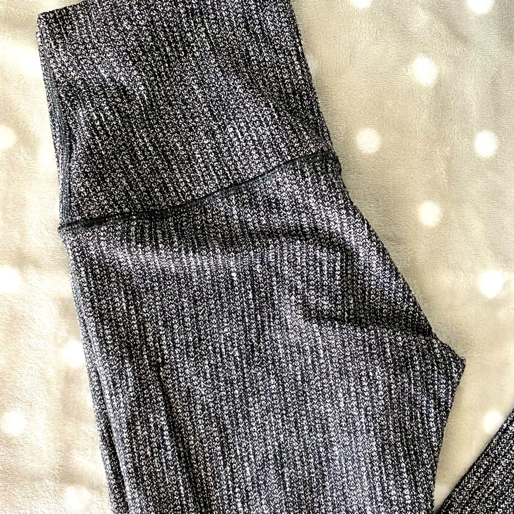 Women’s Lululemon Black and White Ankle Length Leggings.